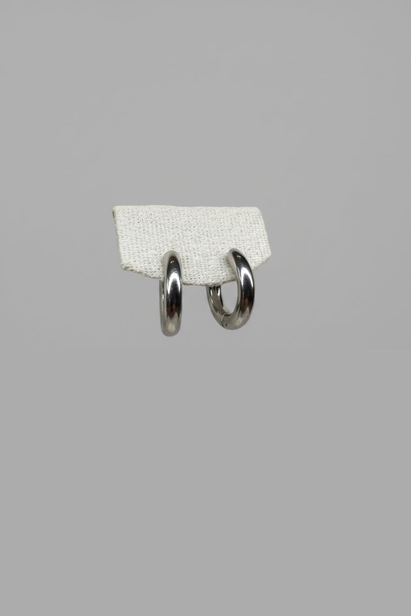 Orbis Magnus — orecchini a cerchio tubolare bold 21mm in acciaio argento lucido, coppia
