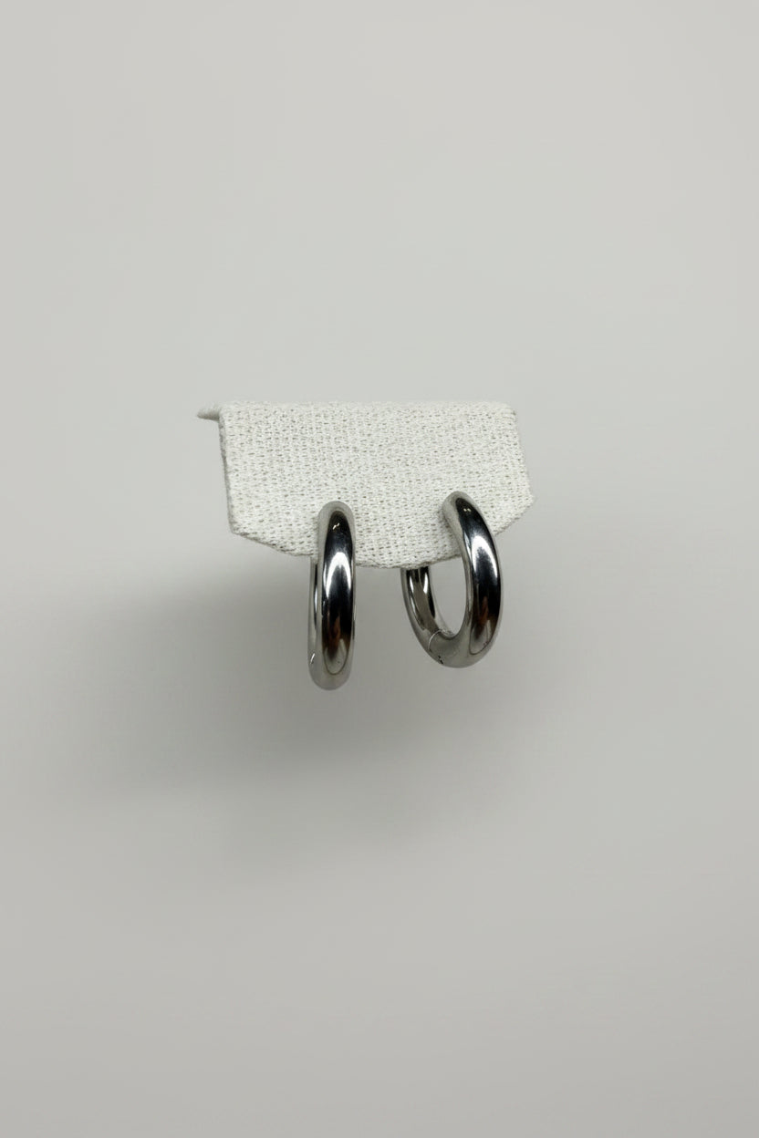 Orbis Maximus — orecchini a cerchio tubolare maxi 24mm in acciaio argento lucido, coppia