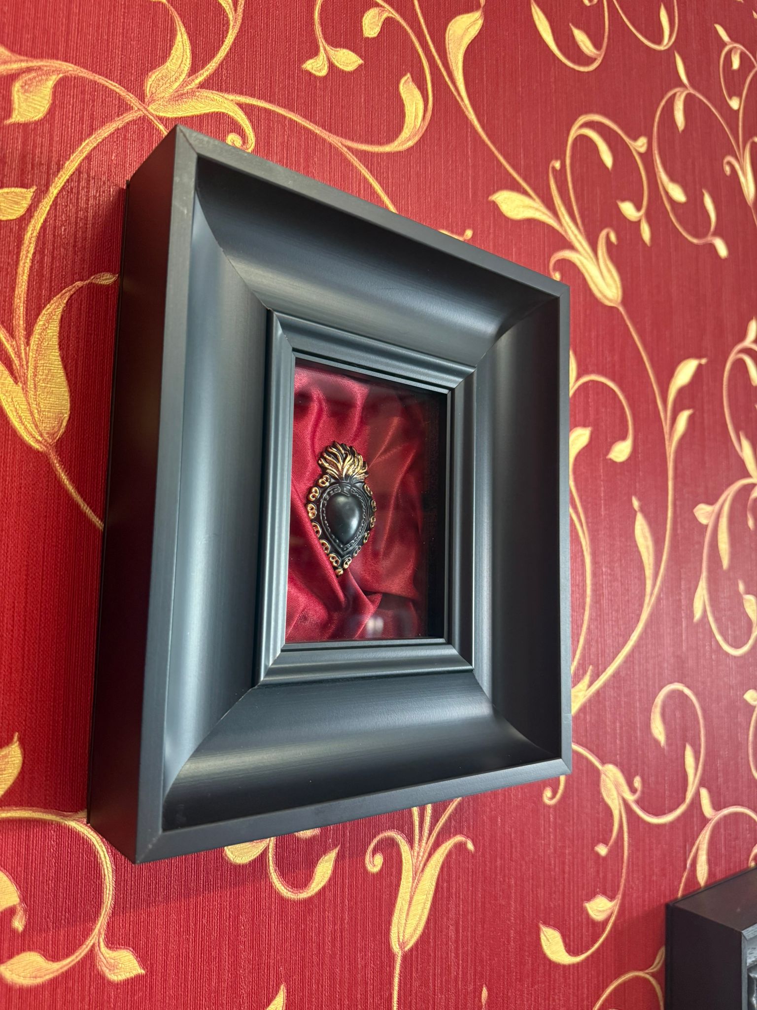 Quadro Ex Voto Sacro Cuore Nero con Dettagli Oro - Raso Bordeaux 20x23