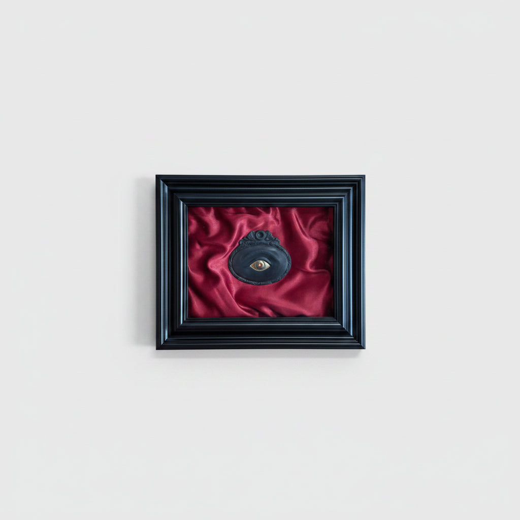 Quadro Ex Voto Occhio Dipinto Nero con Iride Rosso su Sfondo Raso Bordeaux 30x25