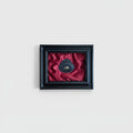 Quadro Ex Voto Occhio Dipinto Nero con Iride Rosso su Sfondo Raso Bordeaux 30x25