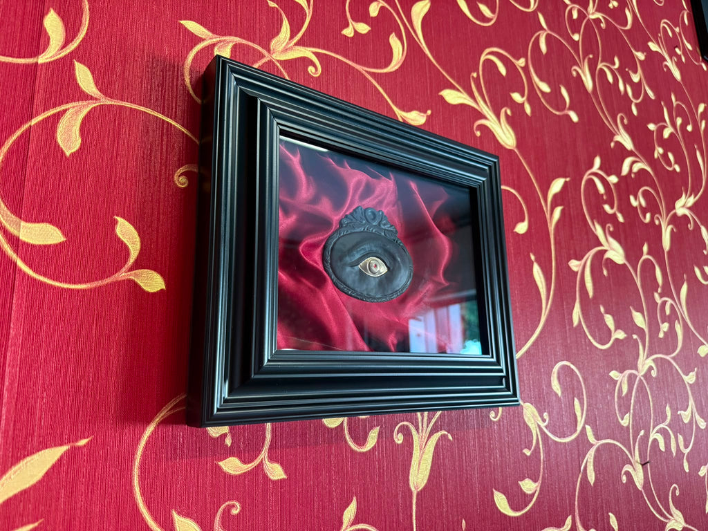 Quadro Ex Voto Occhio Dipinto Nero con Iride Rosso su Sfondo Raso Bordeaux 30x25