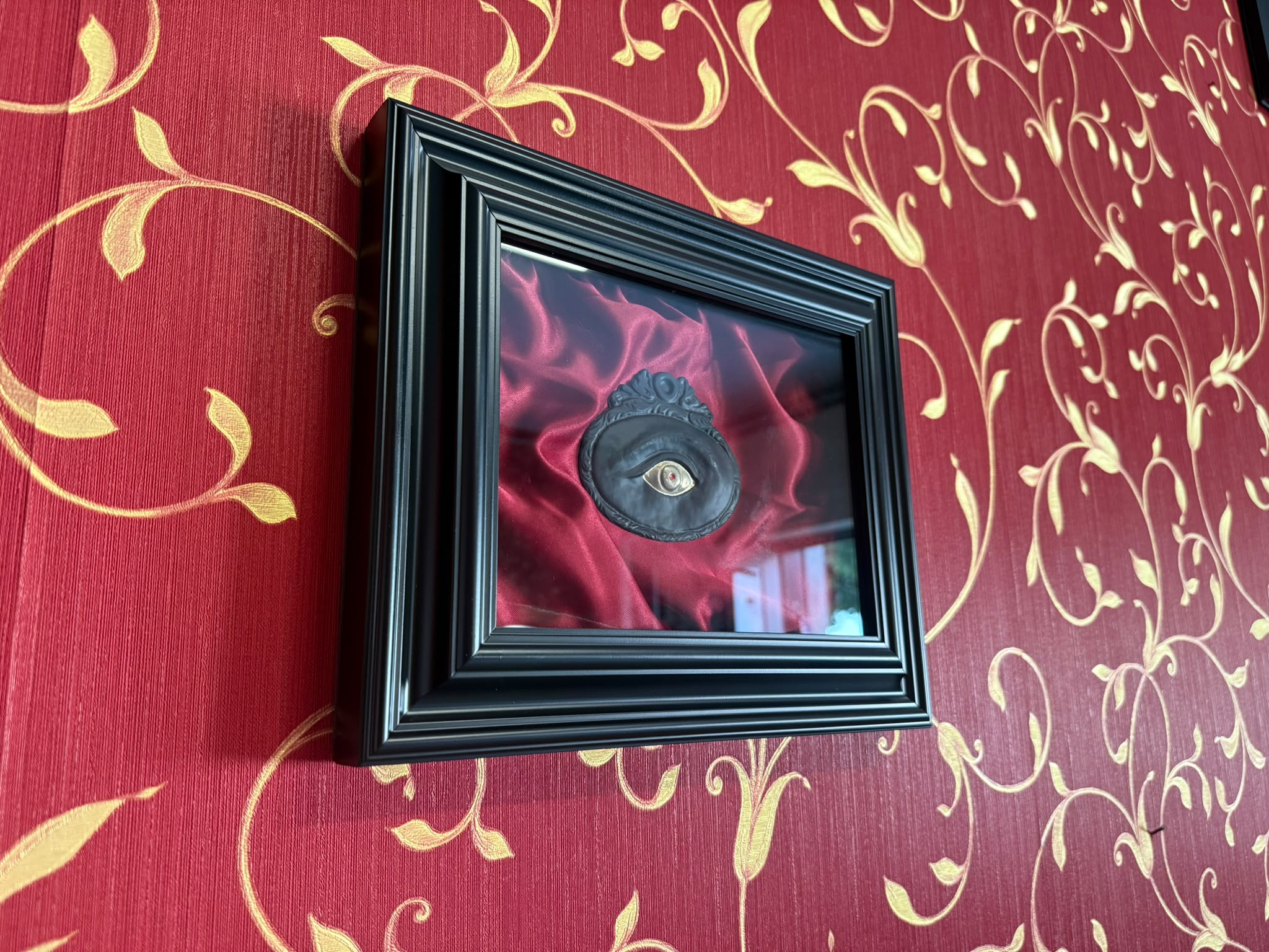 Quadro Ex Voto Occhio Dipinto Nero con Iride Rosso su Sfondo Raso Bordeaux 30x25