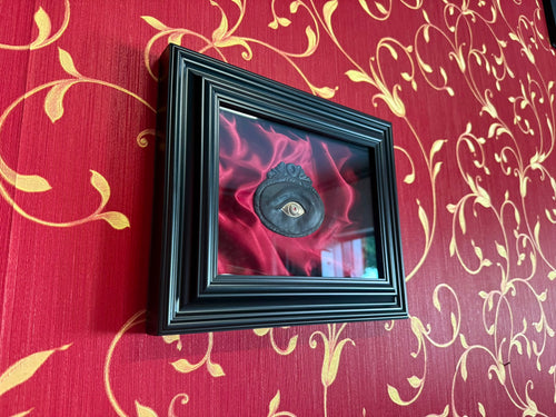 Quadro Ex Voto Occhio Dipinto Nero con Iride Rosso su Sfondo Raso Bordeaux 30x25